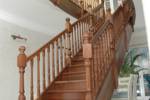 klasické celodrevené schody zadlabané, zábradlie drevené