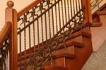 klasické celodrevené schody sedlové, zábradlie kované