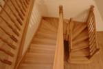klasické celodřevěné schody zadlabané, zábradlí dřevěné