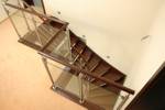klasické celodřevěné schody sedlové, zábradlí nerezové + bezp.sklo