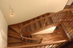 klasické drevené schody zadlabané, zábradlie kované