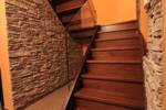 klasické celodřevěné schody zadlabané, zábradlí celoskleněné